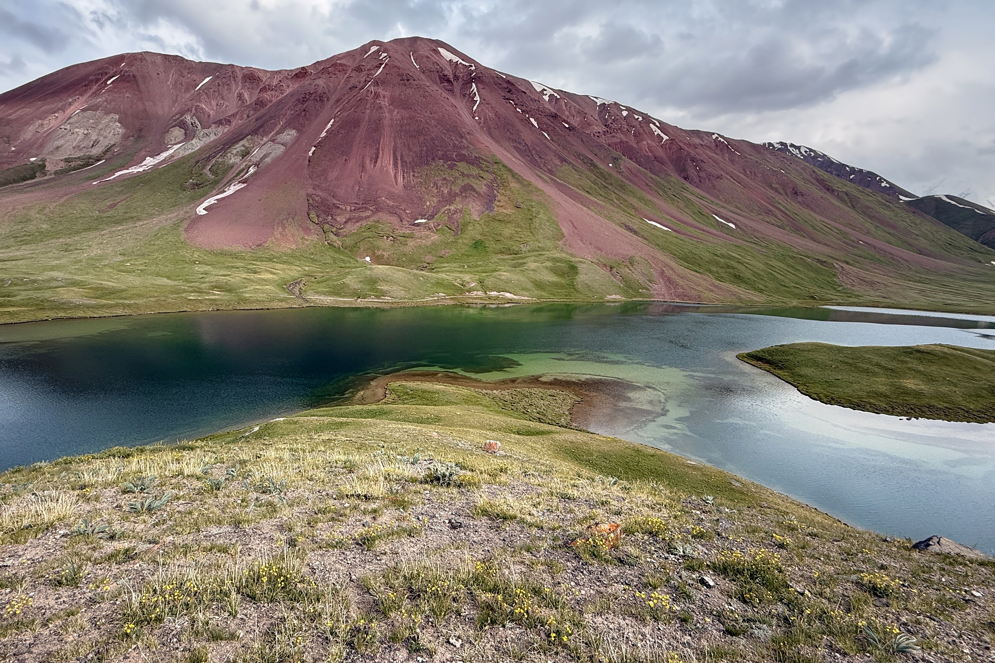 Petit lac coloré dans la région du pic Lénine